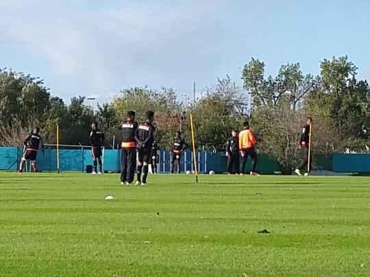 Imprensa assistiu apenas ao aquecimento; atividade com bola foi fechada no CT da Seleo Argentina