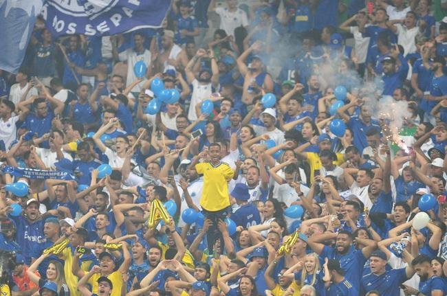 Gabriel Henry, o Gabrielzinho, de 11 anos, em festa na torcida do Cruzeiro durante a vitria por 3 a 0 sobre o Vasco, no Mineiro, pela Srie B de 2022