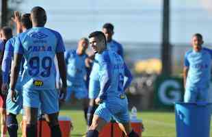 Mano Menezes conta com todo elenco do Cruzeiro para enfrentar La U, quinta, no Mineiro, pela Copa Libertadores. Exceo  atacante Fred, que se recupera de cirurgia no joelho direito