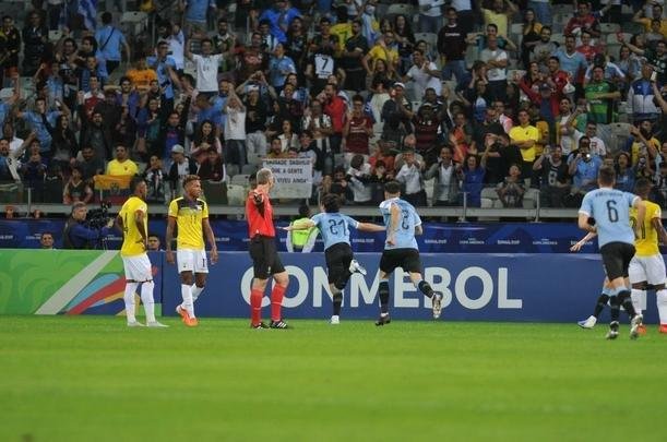 Fotos de Uruguai x Equador, no Mineiro