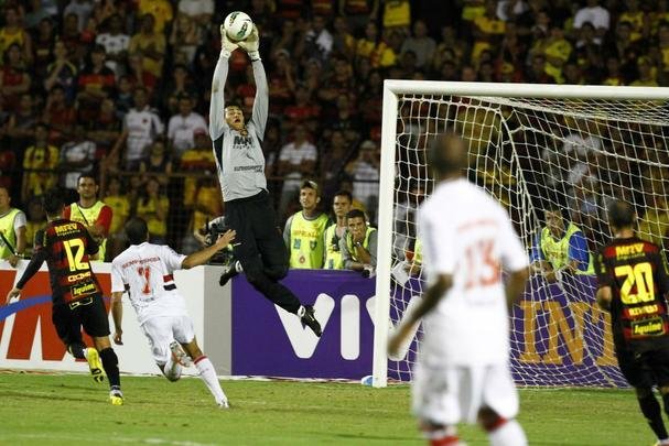 Saulo foi revelado pelo Sport, jogou o Mundial Sub-20 de 2009, atuou em mais de 40 jogos e chegou até a marcar um gol. Na foto: Saulo enfrentando o São Paulo, pelo Brasileiro de 2012