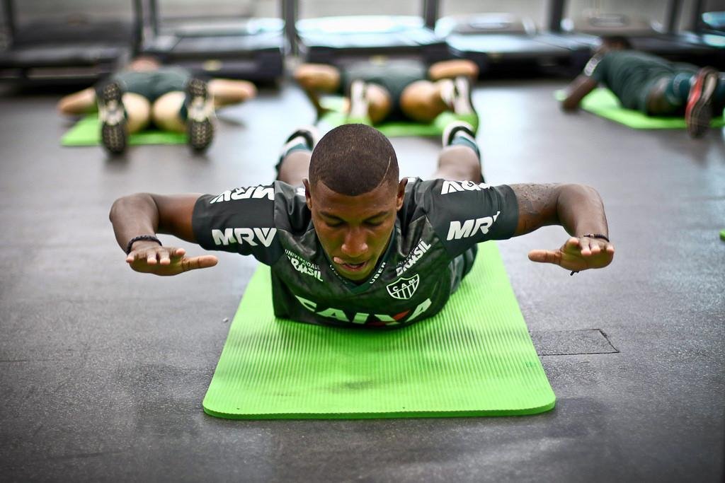 Depois da vitria por 3 a 0 sobre o Coimbra, em jogo-treino na Cidade do Galo, os jogadores do Atltico fizeram um trabalho fsico na academia do CT. Veja fotos