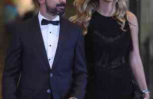 Casamento de Messi rene constelao de astros do futebol - Lavezzi e a esposa no tapete vermelho