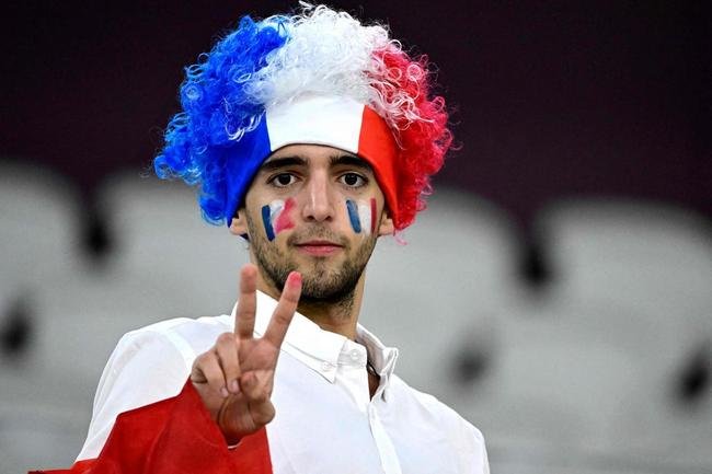 Torcedores no Estdio Al Thumama, em Doha, para o duelo entre Frana e Polnia, pelas oitavas de final da Copa do Mundo.