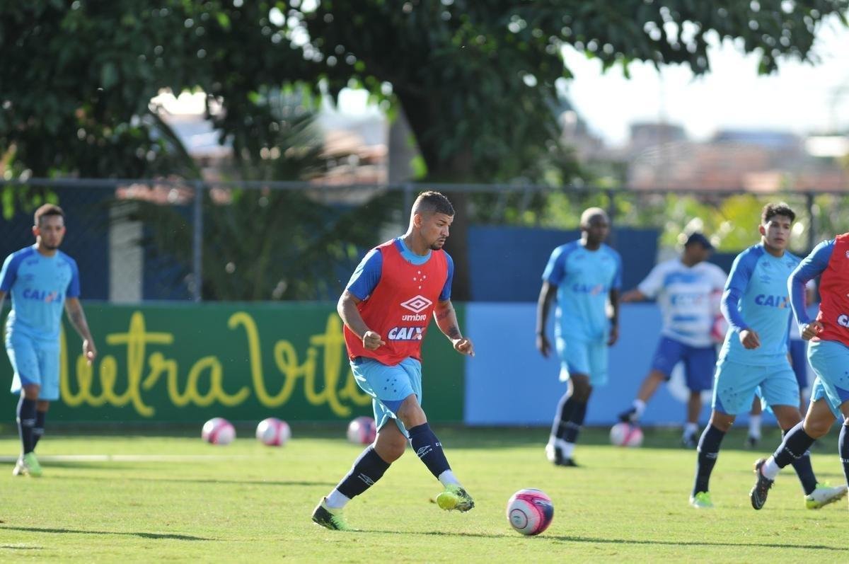 Cruzeiro se reapresentou aps estreia na Copa Libertadores e iniciou sua preparao para o clssico de domingo, s 11h, no Independncia, contra o Atltico, pela nona rodada do Mineiro. As novidades foram as presenas do atacante Sass e do zagueiro Cac, da base. Fred foi vetado devido a um estiramento na panturrilha direita. 