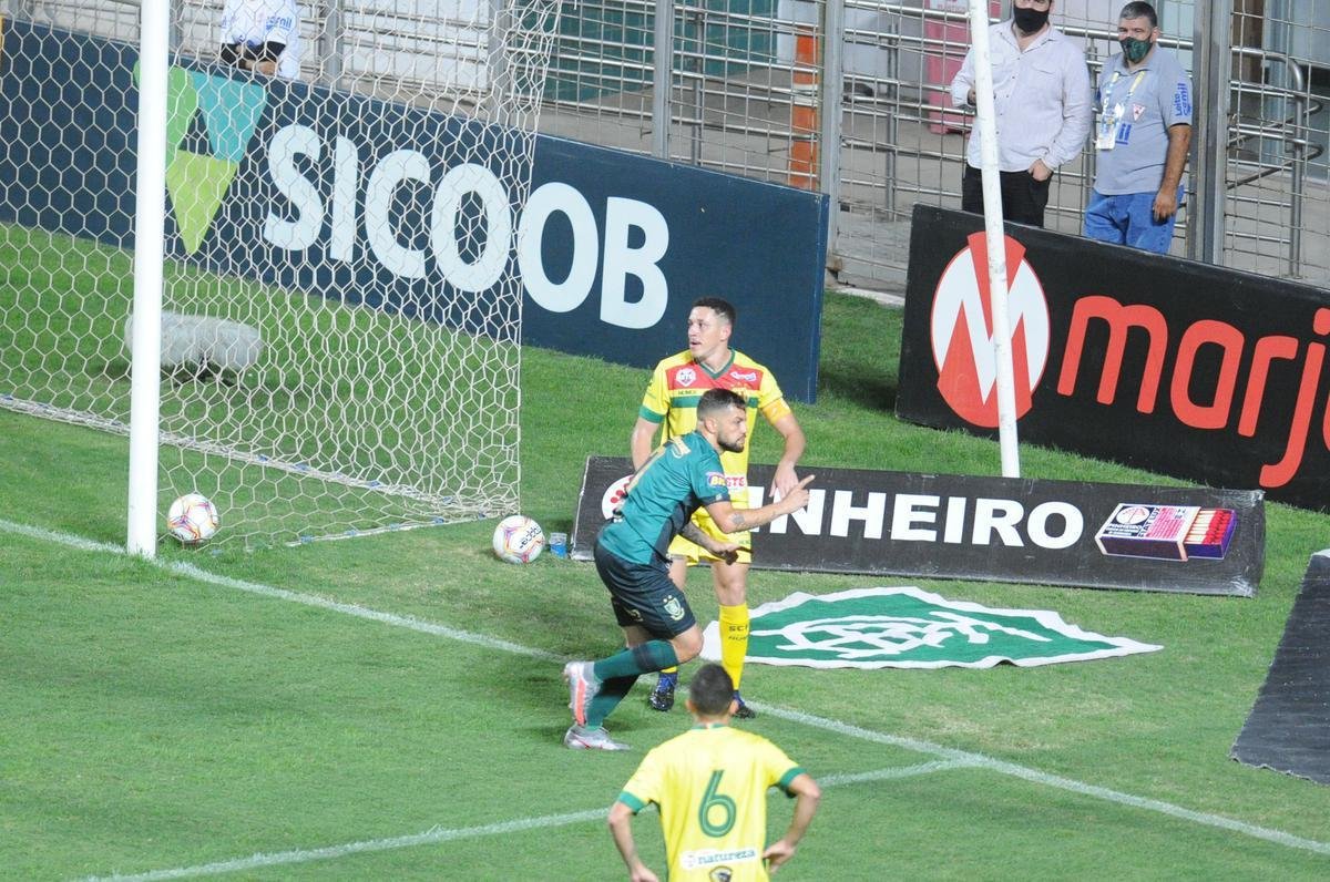 Fotos do jogo entre Amrica e Sampaio Corra, no Independncia, em Belo Horizonte, pela 27 rodada da Srie B do Campeonato Brasileiro