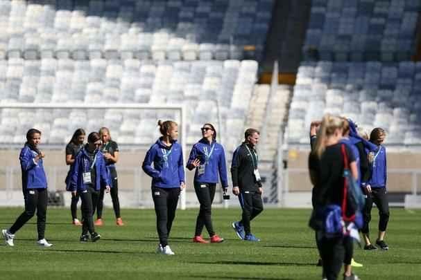 Jogadoras norte-americanas aproveitaram tempo no estdio para tirar fotos no gramado