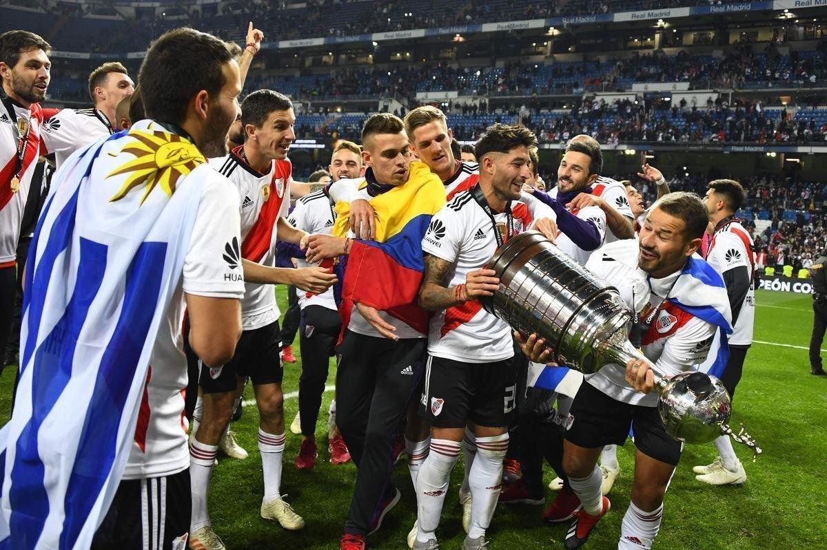Depois da vitria por 3 a 1 sobre o Boca, jogadores do River Plate erguem a taa da Libertadores no Santiago Bernabu, em Madri, e fazem a festa com o tetracampeonato continental