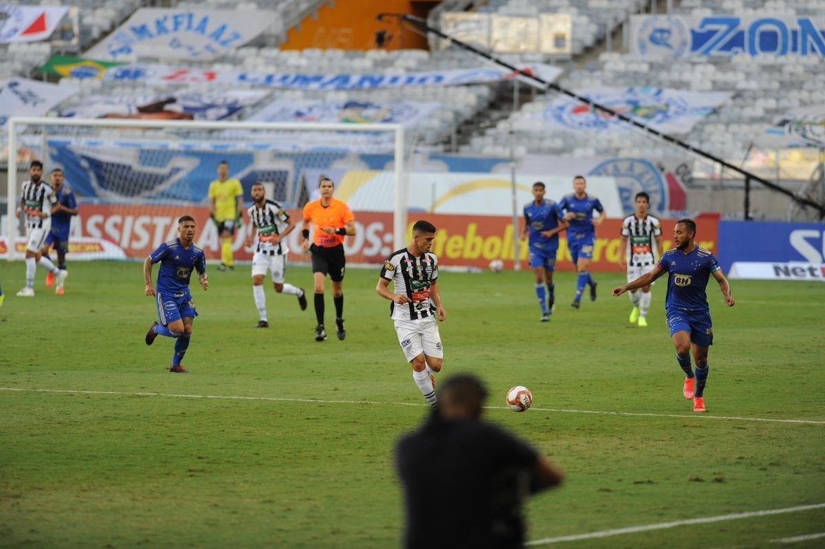 Fotos da vitria do Cruzeiro sobre o Athletic de So Joo del-Rei, por 1 a 0, no Mineiro, pela quarta rodada do Campeonato Mineiro de 2021. Marcelo Moreno, de pnalti, marcou o gol do triunfo celeste no Gigante da Pampulha