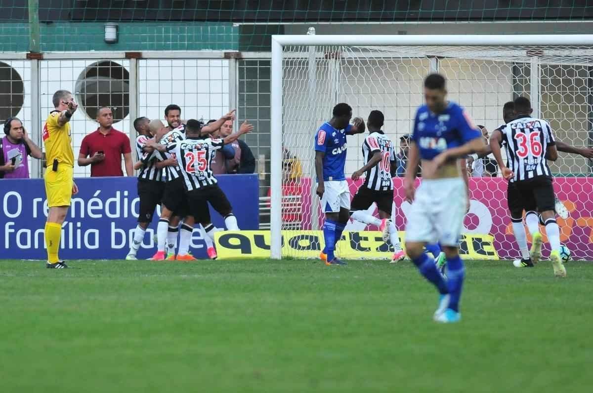 Fred festeja segundo gol do Atltico no clssico 500 contra o Cruzeiro