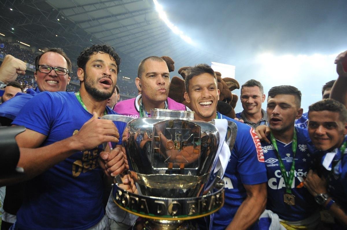 Depois da vitria por 5 a 3 nos pnaltis, que teve Fbio como heri, jogadores e comisso tcnica comemoraram muito no gramado do Mineiro. Capito Henrique ergueu a taa do penta no Gigante