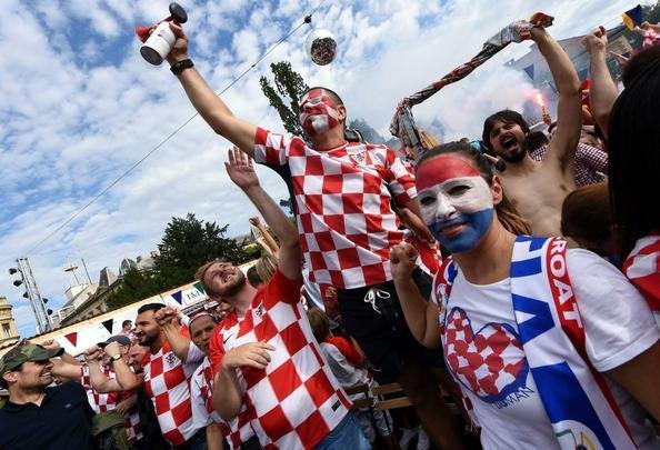 Reaes da torcida croata em Zagreb depois da perda do ttulo da Copa do Mundo para a Frana