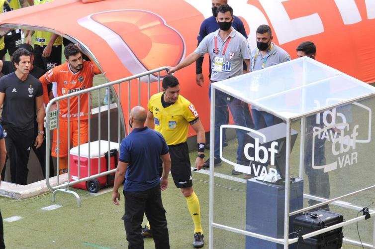 De pnalti, Hulk empata para o Atltico diante do Fluminense no Mineiro. Lance foi revisado pelo VAR