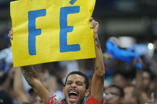 A emoo da torcida do Cruzeiro com a classificao da Copa do Brasil, nos pnaltis, diante do Fluminense. Reprter fotogrfico Alexandre Guzanshe registrou a vibrao de um pai com o filho no colo durante e aps as cobranas. Time celeste avanou s quartas de final