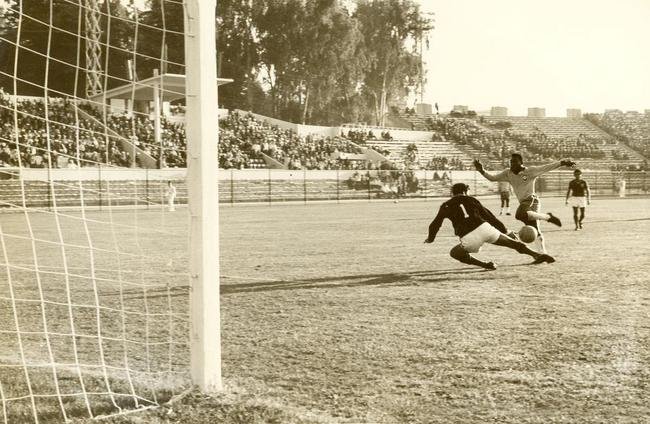 Pelé na Copa do Mundo de 1962, no Chile, a segunda conquistada pelo Brasil. O Rei num lance do jogo entre Brasil e México