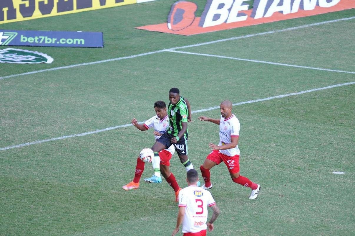 Fotos do jogo entre Amrica e Villa Nova, no Independncia, em BH, pela 9 rodada do Campeonato Mineiro