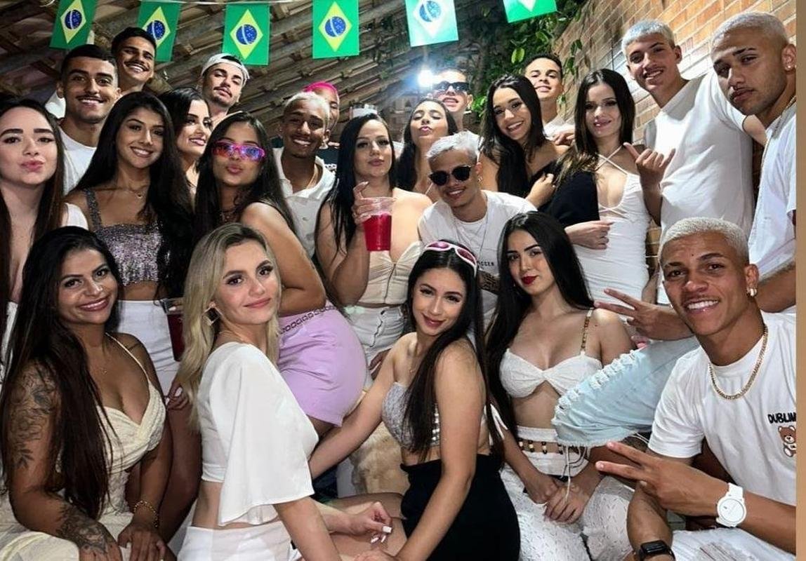 Arthur e Rodriguinho com amigos em uma festa