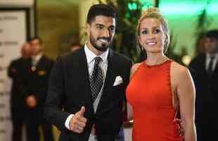 Casamento de Messi rene constelao de astros do futebol - Luis Surez e esposa no tapete vermelho