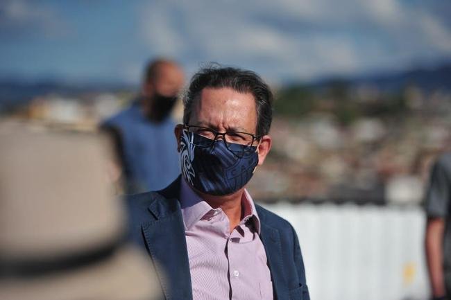 Fotos da visita do dolo atleticano Ronaldinho Gacho s obras de construo da Arena MRV, estdio do Atltico, em Belo Horizonte. Dentro de Centro de Experincias criado pelo clube, ex-craque tirou fotos com dirigentes e funcionrios. Do lado de fora, ele foi vaiado e xingado ao sair por no ter parado para saudar os fs que o aguardavam debaixo de sol quente.