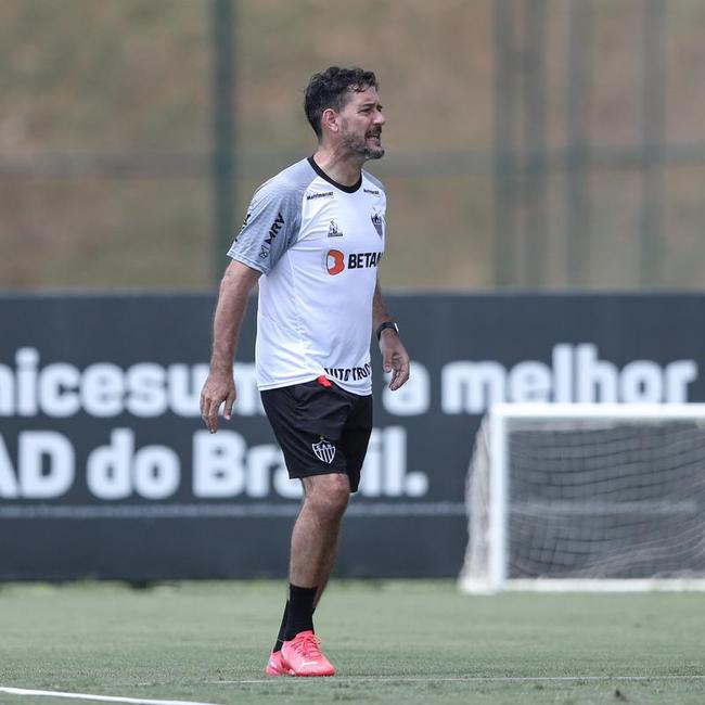Com seriedade, mas tambm descontrao, o Atltico treinou sob sol forte na manh desta sexta-feira (21), na Cidade do Galo, em Vespasiano. Este foi o quinto dia de pr-temporada para o clube mineiro em 2022, sob o comando do tcnico argentino Antonio 'El Turco' Mohamed. Novas baixas, o volante Allan e o atacante Keno testaram positivo para COVID-19 e no participaram das atividades (ambos cumprem perodo de sete dias de isolamento social).