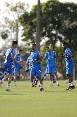 Jogadores do Cruzeiro se reapresentaram nesta sexta-feira, na Toca da Raposa II, aps a conquista do pentacampeonato da Copa do Brasil. Mano j disse que Robinho e Raniel esto vetados para enfrentar o Corinthians no domingo, s 16h, no Mineiro, pelo Brasileiro. Os provveis substitutos sero Rafinha e Rafael Sobis.