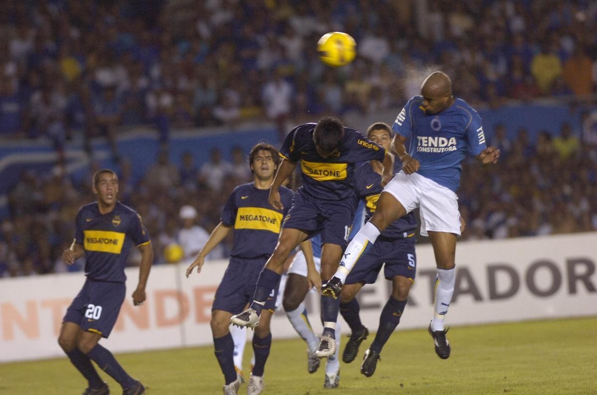 Thiago Heleno (17/09/1988) - revelado na categoria de base do Cruzeiro e promovido ao time principal em 2006, o zagueiro permaneceu no clube at 2010, quando foi emprestado ao Corinthians. Posteriormente, vestiu as camisas de Palmeiras, Cricima e Figueirense. Atualmente,  titular absoluto do Atltico-PR.