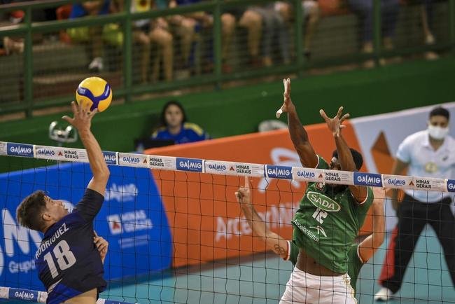 Cruzeiro se garantiu na decis�o do Sul-Americano de V�lei ao bater os argentinos do Policial Voley por 3 sets a 0, neste s�bado (5), no Gin�sio do Riacho, em Contagem. As parciais foram de 25/20, 29/27 e 25/16