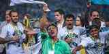 Jogadores do Grmio erguem a taa e festejam o penta da Copa do Brasil