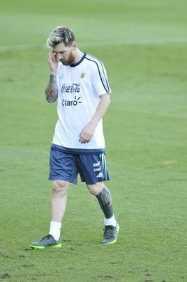 Seleo Argentina treinou nesta tera na Cidade do Galo com Lionel Messi. O craque cobrou faltas, afiou a pontaria e, em seguida, deixou a atividade mais cedo para se poupar. Na parte final, o tcnico Bauza orientou um trabalho em campo reduzido