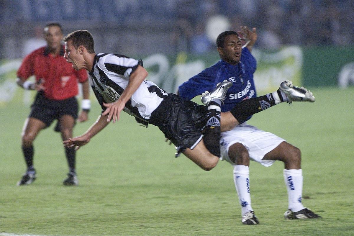 Augusto Recife, do Cruzeiro, comete falta em Michel, do Atltico, na deciso do Campeonato Mineiro de 2004. Ttulo ficou com a Raposa.