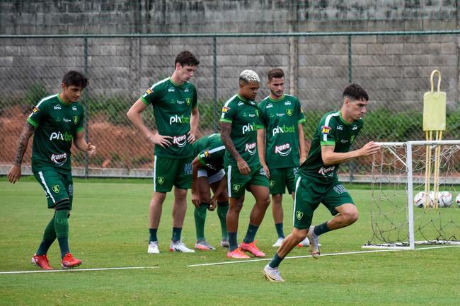 O América deu continuidade nesta terça-feira aos seus trabalhos de pré-temporada. A equipe alviverde fez treinos com e sem bola no CT Lanna Drumond