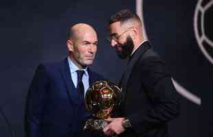Benzema, do Real Madrid, foi eleito o melhor jogador do mundo de 2022 no prmio Bola de Ouro, da Revista France Football. Ele recebeu a trofu das mos de Zinedine Zidane