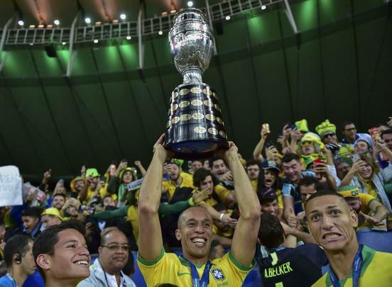 Seleção Brasileira derrota Peru por 3 a 1, conquista Copa América e ergue a taça no Maracanã; veja as fotos da festa do Brasil