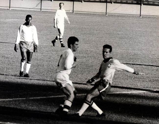 Pelé na Copa do Mundo de 1962, no Chile, a segunda conquistada pelo Brasil. Lance do jogo entre Brasil e Tchecoslováquia, válido pela final do torneio. O Brasil conquista o bicampeonato mundial. No detalhe. Pelé e Zagallo duelam com os tchecos.