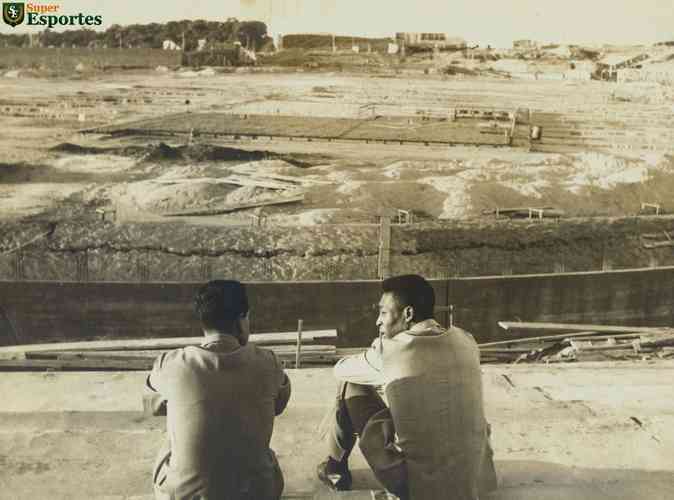 12/03/1963 - Os jogadores de futebol do Santos, Zito e Pel, em visita s obras de construo do Mineiro