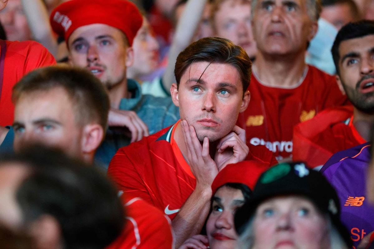 Fotos da decepo de torcedores e jogadores do Liverpool com a perda do ttulo da Champions League