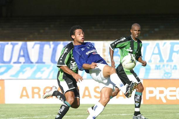 Fred em ação pelo Cruzeiro entre 2004 e 2005