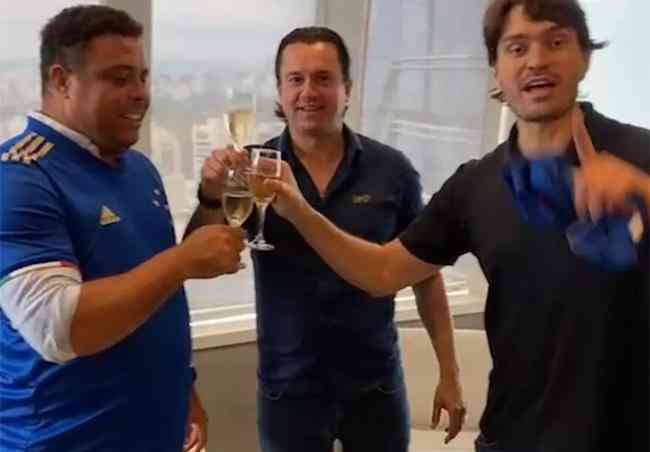 Ronaldo comemora com Sérgio Rodrigues a compra do Cruzeiro 