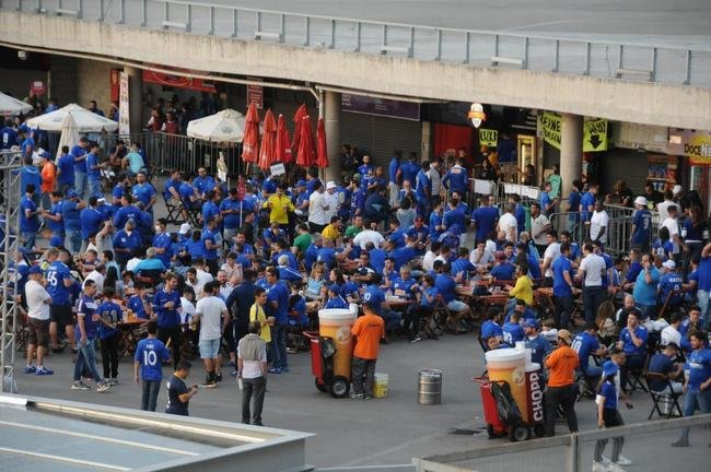 Fotos da chegada da torcida do Cruzeiro ao Mineiro na partida contra o CRB pela Srie B do Brasileiro; longas filas de formaram na esplanada antes da partida