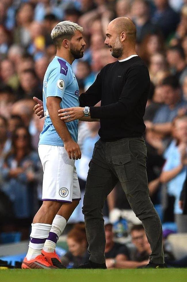 Momento em que Sergio Agüero é substutído por Gabriel Jesus e discute com Pep Guardiola