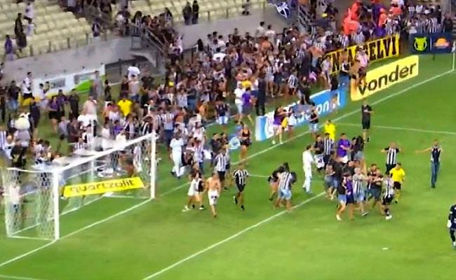 Cenas de confuso com invaso de campo marcaram jogo Cear x Cuiab