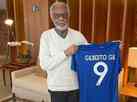 Gilberto Gil ganha camisa do Cruzeiro: 'Meu clube de corao em Minas'