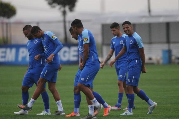 Sob forte chuva, Cruzeiro iniciou preparao para duelo com o Botafogo, marcado para as 21h30 desta quinta-feira