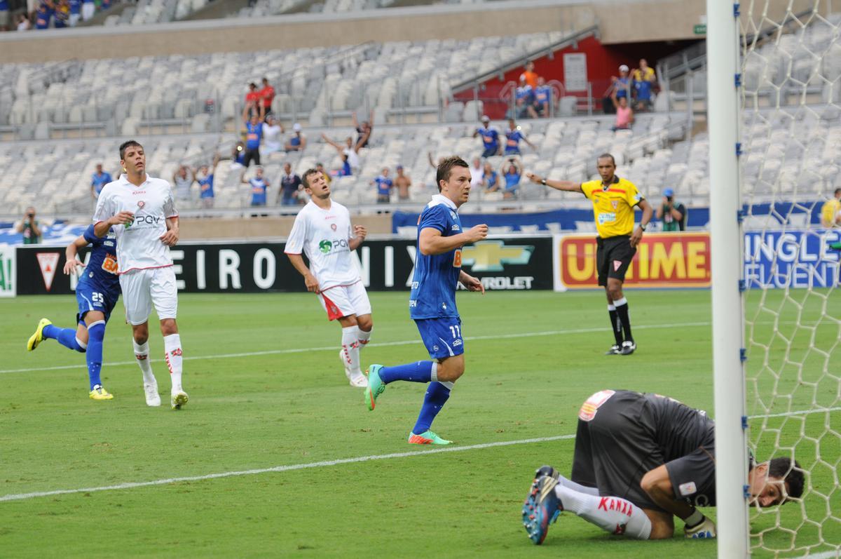 O Cruzeiro ganhou do Boa Esporte os dois jogos das semifinais do Campeonato Mineiro de 2014. Na ida, fez 1 a 0 em gol marcado por Jlio Baptista. Na volta, Dagoberto e Bruno Rodrigo anotaram os tentos da vitria por 2 a 1. Na final, a Raposa ficou com o trofu aps empatar por 0 a 0 os dois clssicos contra o Atltico.