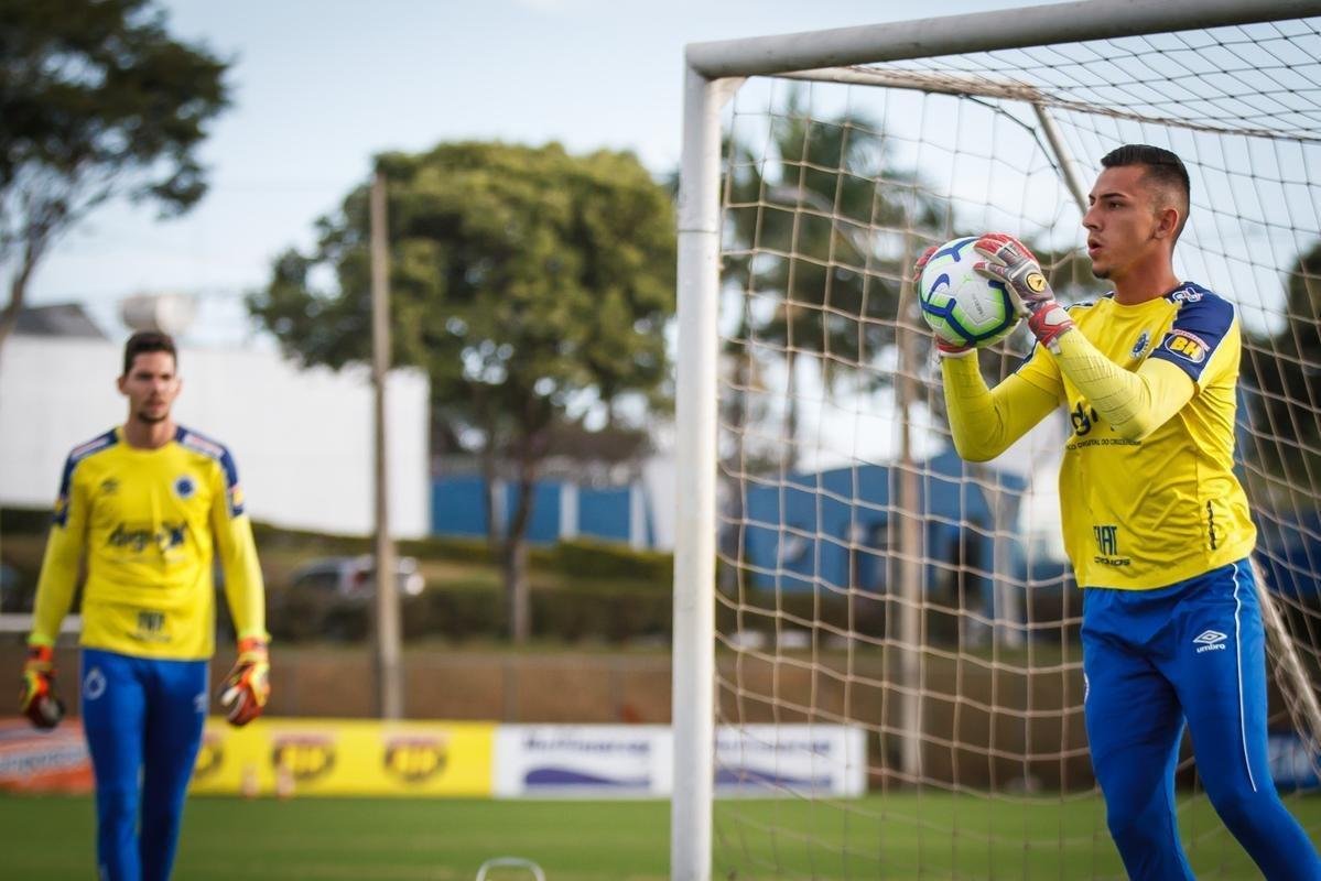 A comisso tcnica do Cruzeiro permitiu que a imprensa acompanhasse somente o comeo das atividades desta quinta-feira, na Toca da Raposa 2. Em campo, foi possvel ver o meia Rodriguinho, que segue programao especial de exerccios elaborada pelos profissionais do clube. O time se prepara para o jogo-treino de segunda-feira, contra o Amrica, que servir de teste visando  retomada das competies. No coletivo de tera-feira, a escalao teve Fbio; Lucas Romero, Ded, Leo e Egdio; Henrique e Jadson; Marquinhos Gabriel, Thiago Neves e David; Fred. Vale ressaltar que o meia Robinho havia sido poupado desse trabalho.