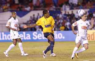 Em 2010, Cruzeiro lanou camisa amarela em aluso  Seleo Brasileira na Copa do Mundo