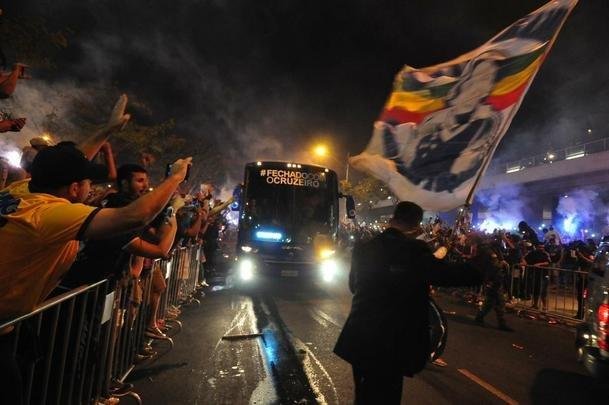 Torcida do Cruzeiro apoia a delegao do time na chegada ao Mineiro