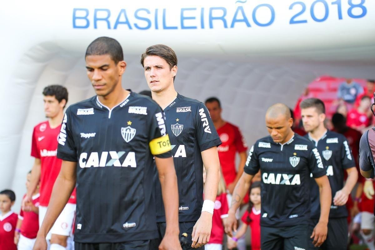 Galo derrotou Internacional no Beira-Rio com gols de Cazares e Terans; D'Alessandro descontou de pnalti
