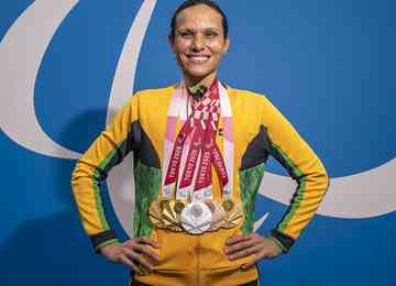 Carol Santiago se tornou a primeira atleta brasileira a conseguir três ouros em uma única edição de Paralimpíada