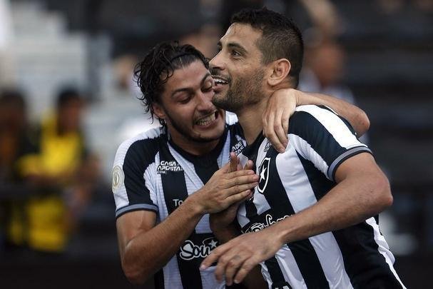 Fotos da vitória do Botafogo sobre o Atlético, por 2 a 1, no Engenhão, pela 18ª rodada do Brasileiro